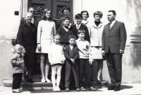 Rodinné foto z konfirmace sestry Marty Kalusové (třetí zleva) před kostelem v Miroslavi - 1967