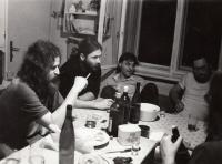 Pavel Kalus (třetí zleva) s přáteli a kolegy na evangelické faře v Kyjově