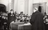 Farářská ordinace Pavla Kaluse v Miroslavi -  ordinoval synodní senior Miloslav Hájek - matka Jana Kalusová vpravo