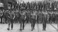 Příslušníci 1. tankové divize v průvodu při Spartakiádě 1985
