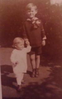 Malá Eva s bratrem