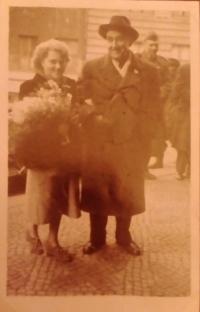 Tatínek vede Evu na svatbu