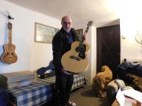 Jiří Gruz se svou kytarou Gibson