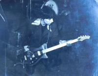 Baskytarista z kapely Redmen ze Šternberka Honza Bundil. S touto kapelou hrál i Jiří Gruz