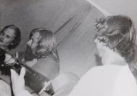 Vpravo písničkář Vladimír Merta ve zkušebně v domě Jiřího Gruze v Zábřehu v osmdesátých letech