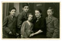 12 - Čestmír Forbelský (první z leva) s matkou Marií Forbelskou a sourozenci Vlastimilem, Vladimírem a Jarmilou