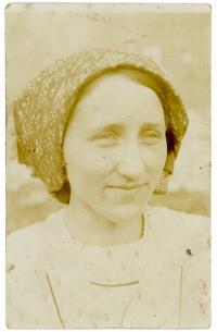 42 - Slava Forbelska, aunt