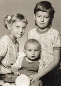 Zleva: Simona, sestra Kateřina, bratr Tomáš, cca 1976