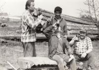 Otec (vlevo) při práci na pile, cca 1980