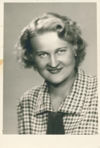 Milena Hnitková, matka pamětnice, Kralupy, 1954