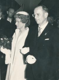 Zdeňka s tatínkem, svatební fotka, Praha 1962