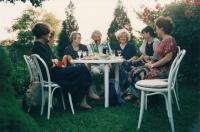 Zdeňka s kolegyněmi z Bell School a Jaroslavem, na zahradě, Praha, 1995