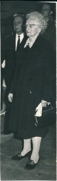 Marie Hnitková, matka Zdeňčina manžela na jejich svatbě, Praha, 1962
