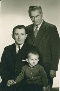 Honzík, Jarka, jeho otec Jaroslav - tři generace rodiny Křížů, Praha 1966