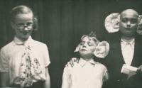 Zdeňka (první zleva), divadelní představení, Kralupy, 1951 d