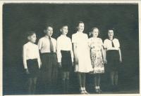 Zdeňka (2.zprava) na školní besídce, Kralupy, 1951