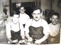 Josef Hrunek, tatínek pamětnice, se svými ševcovskými učedníky.Sedlec-Prčice. 1938