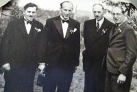 Josef Hrunek, František Hampl, ředitel Šmejkal a jeho švagr na svatbě F.Hampla v Sedlci-Prčice. 1937
