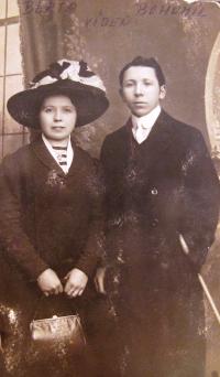 Berta Kocíková a Bohumil Kocík ve Vídni v roce 1907, maminka pamětnice s bratrem