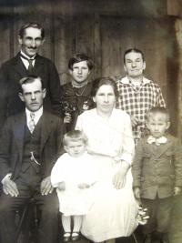 Rodina otce pamětnice. Obděnice 1905