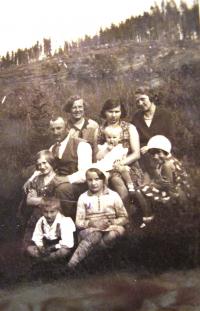 The father , mother , brother and relatives on a trip.Šumava. 1936