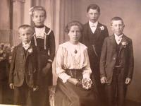 Teta ze Sedlčan s dětmi. Sedlčany.1920