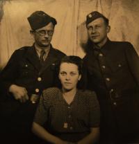 Otec pamětnice (vlevo) a jeho sourozenci Albert a Růžena jako členové 1. československého armádního sboru během karpatsko-dukelské operace, 1944