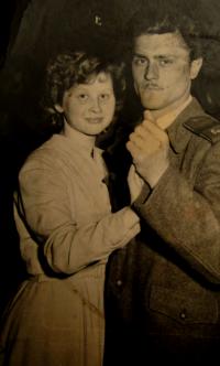 Manželé Machkovi na taneční zábavě v Chebu (Dalibor na vojenském cvičení), Cheb, 1960