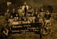 Třída pamětnice (nad cedulí, obličej překrytý stromkem) vedená učitelem Štolbou (nahoře), Hradecká (Jindřichovice), 1949