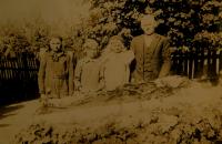 Pohřeb babičky pamětnice, zleva matka, teta Geňa, teta Evženie a dědeček pamětnice, Pokosy - Volyň, 1934