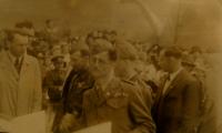 Otec pamětnice (uprostřed) přebírá po příjezdu s 1. československým armádním sborem do Československa dekret na půdu a usedlost, 1946