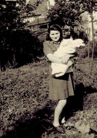 Marie Melicharová se synem Jaroslavem 1946