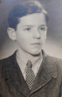 Jedno z dvaačtyřiceti dětí z Údolí smrti u Dukelského průsmyku, kterým Květoslava Bartoňová zařídila pobyt v Olomouci v letech 1946 -47