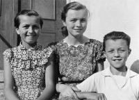 Václav Vacek se sestrami Lenkou a Marií, padesátá léta