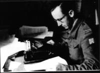 Václav Straka často doprovázel jednotky na frontu a psal o nich reportáže. V redakci vojenského časopisu Naše noviny v roce 1945. 