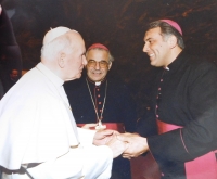 Mons. Josef Kajenek s papežem Janem Pavlem II. a kardinálem Miloslavem Vlkem