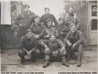 Vasil Špir se svými spolubojovníky na fotografii z konce války (1945)