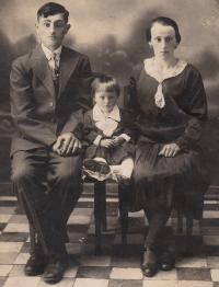 Helena Zemanová (born Hašlerová) with her parents Václav and Olga in Zaritsk, Volyn