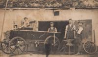 Helena Zemanová s otcem a jeho dvěma učedníky před kovárnou v Zaritsku (malá Helena se svým psem na voze, který vyrobil otec - druhý zprava)