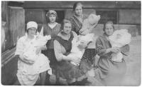 Pamětníkova matka Terezie uprostřed, povoláním kojná, Rokycansko, okolo roku 1925