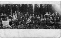Česáči chmele, uprostřed s bílou zástěrou pamětníkova matka Terezie, Rokycansko, 30. léta