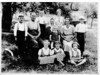 Rodina Šebkojc - druhý zleva nahoře pamětník, uprostřed pamětníkova babička Barbora Krocová, dále její potomci, Všenice, 1938
