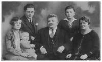 Šístkovi - adoptivní rodina pamětníkova strýce Františka (nahoře vlevo), vpravo pamětníkova teta Emilie Cajthamlová/Šístková, nelok., 20. léta 