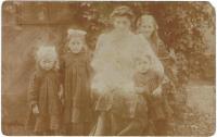 Babička Kateřina Hirshe a její děti, pamětníkova matka Terezie je nejstarší z dětí, Rokycansko, 1905