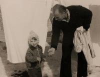 Pamětník s dcerou Jitkou, Rotava, 1982