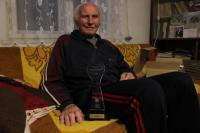 Pamětník se svou cenou "Srdce pro Rotavu", kterou získal v roce 2015, Dolní Rotava, během natáčení v únoru 2016