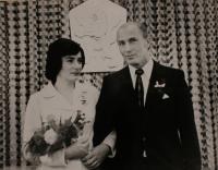 Svatební fotografie pamětníka s druhou ženou Marií, Rotava, 1977