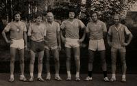 Rotavský volejbalový tým, úplně vlevo pamětníkův syn Josef, pamětník třetí zleva, Rotava, cca 1975