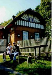 Vnučka Veronika a zeť Ivan Šťasný před domem č.p. 222, Liptál-Háj 