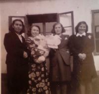 malá Iva a její matka ve Žďánicích